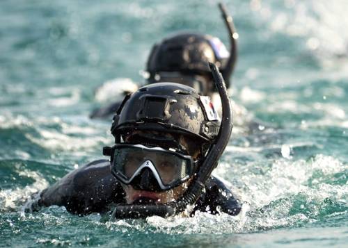 해상구조 훈련하는 1함대 SSU 대원들   (서울=연합뉴스) 해군 1함대 구조작전대(SSU) 대원들이 28일 동해상에서 인명구조훈련, 핀 마스크 바다수영훈련 등 강도 높은 해상구조훈련을 하고 있다.[해군 1함대 제공=연합뉴스]