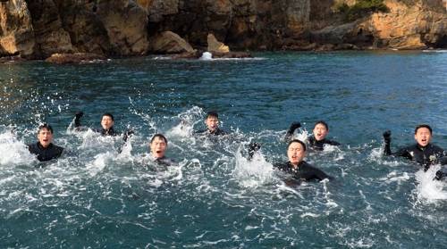 우리는 최강의 1함대 SSU!  (서울=연합뉴스) 해군 1함대 구조작전대(SSU) 대원들이 28일 동해상에서 인명구조훈련, 핀 마스크 바다수영훈련 등 강도 높은 해상구조훈련을 하고 있다.[해군 1함대 제공=연합뉴스]