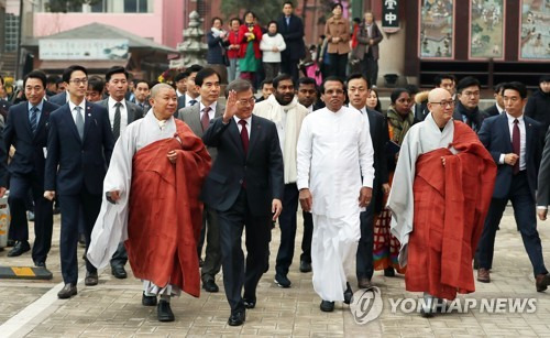조계사 방문한 한-스리랑카 정상 (서울=연합뉴스) 문재인 대통령이 28일 오후 조계사에서 국빈방한한 시리세나 스리랑카 대통령을 만나 함께 경내를 걷고 있다.  [청와대 제공=연합뉴스]      scoop@yna.co.kr