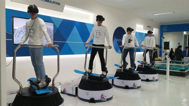 29일 평창 ICT 체험관 관계자들이 VR 스노보드 시연을 하고 있다.
