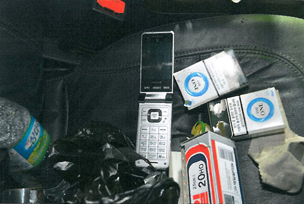 ⓒ정치호 변호사 유족 제공 춘천 소양강댐 주차장에서 발견된 정치호 변호사의 차량 내부 모습. 고인이 사용한 휴대전화 3개 중 한 개만 남아 있었다.