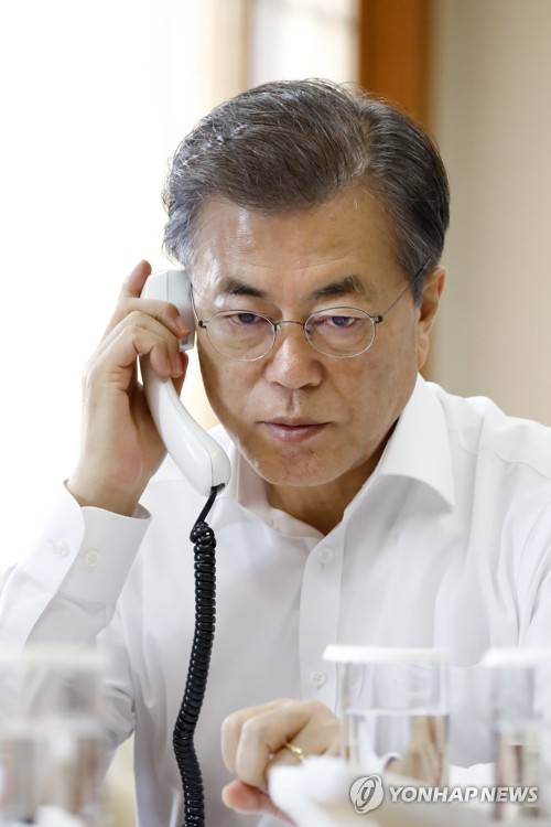 문 대통령, 트럼프 대통령과 북 미사일 대응 방안 통화 (서울=연합뉴스) 문재인 대통령이 29일 북한의 장거리 미사일 시험발사에 대해 미국 도널드 트럼프 대통령과 전화로 양국의 대응 방안을 논의하고 있다. [청와대 제공=연합뉴스]      photo@yna.co.kr