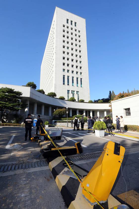 정모(46)씨가 지난해 11월 1일 오전 굴삭기를 몰고 대검 청사로 돌진해 파손시킨 시설물 모습. [중앙포토]