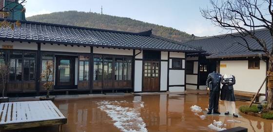 충남 공주에 있는 하숙마을 마당. 1970~80년대 향수를 기억하려는 중장년들이 자녀들과 함께 찾아오고 있다. 신진호 기자