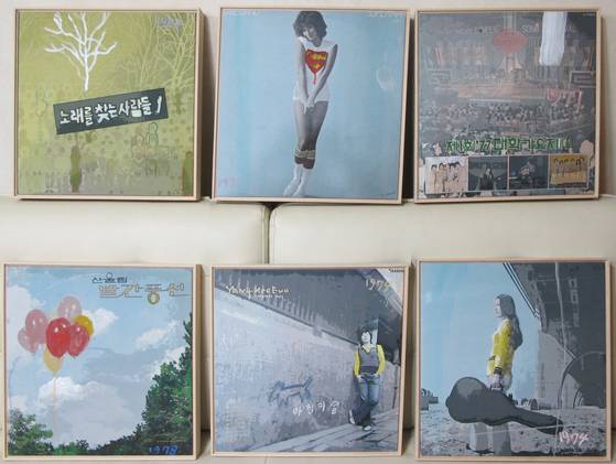 하숙마을 대청마루 벽에 붙어 있는 1970~80년대 유명 가수들의 앨범 재킷. [사진 공주 하숙마을]