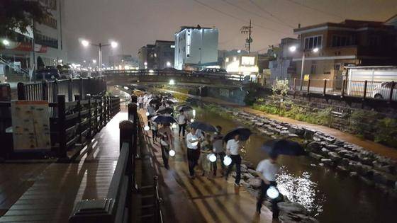 공주 하숙마을을 찾은 관광객들이 공산성까지 다녀오는 밤마실에 나서고 있다. [사진 공주 하숙마을]