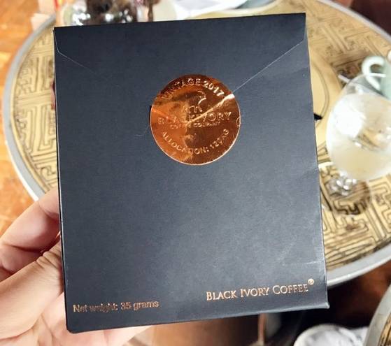 블랙아이보리커피. 35g 소분해서 판매한다. 85달러(8만5000원). 호텔에서 마시려면 1800바트(6만원) 정도다.