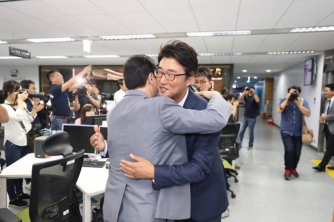 ▲ MB정부의 낙하산 사장에 맞서 공정방송 투쟁을 하다가 해고됐던 노종면·조승호·현덕수 YTN 기자는 지난 8월 동료 선·후배 기자 80여 명의 환대 속에 서울 상암동 YTN 사옥에 첫 출근했다. 사진=이치열 기자