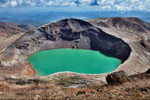 [월간산]도호쿠 지방을 대표하는 풍경인 자오의 화구호인 오카마. 달력에 단골로 등장할 만큼 이색적인 오카마는 등산인뿐만 아니라 여행객들에게도 인기 명소다.