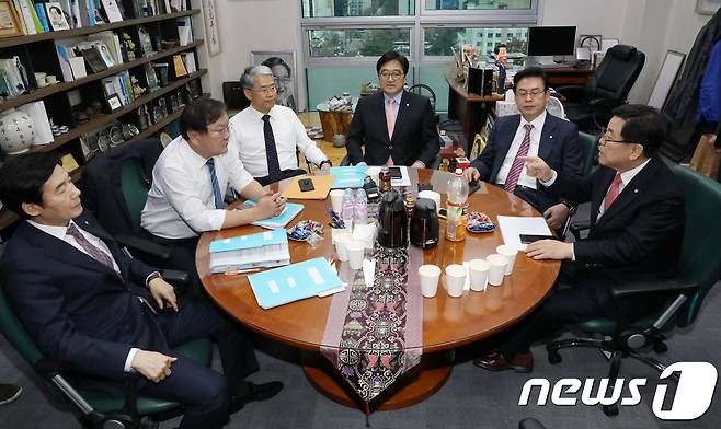 여야 원내대표, 정책위의장이 예산안 법정 처리 시한을 하루 앞둔 1일 오후 서울 여의도 국회의원회관 우원식 더불어민주당 원내대표방에서 회동하고 있다. 왼쪽부터 이용호 국민의당, 김태년 더불어민주당 정책위의장, 김동철 국민의당 원내대표, 우 원내대표, 정우택 자유한국당 원내대표, 김광림 정책위의장. 2017.12.1/뉴스1 © News1 안은나 기자