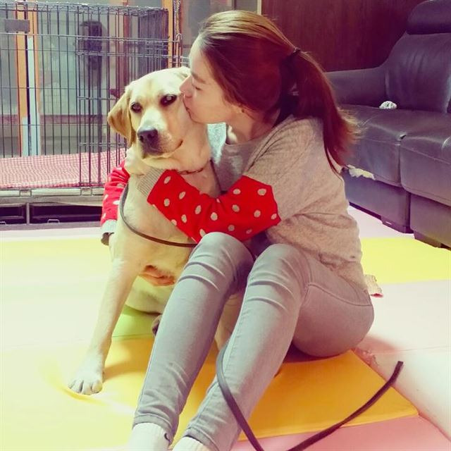 오혜진씨가 자신의 반려견 밀란을 안아 보고 있다. 오혜진씨 제공