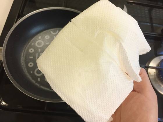 처음 기름칠에서는 묻어나지 않았던 새 프라이팬 냄새도 시즈닝과정에서 키친타월에 묻어 나온다.