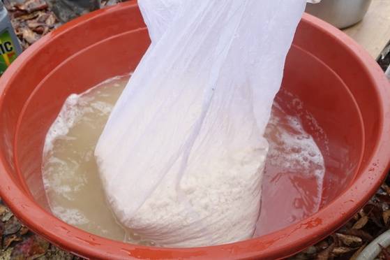 걸러진 간수와 순두부 덩어리들.