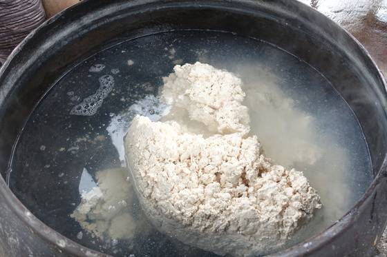 미꾸라지가 들어갈 수 있게 간수 빼고 차게 식힌 순두부를 찬물 가마솥에 다시 풀었다.