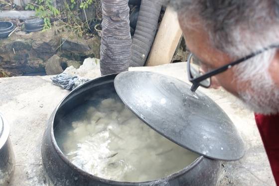 가마솥에서 물이 끓기 시작할 무렵 뚜껑을 열어보니 미꾸라지 몇 마리는 떠있고 대부분은 어디로 숨어 보이지 않았다.