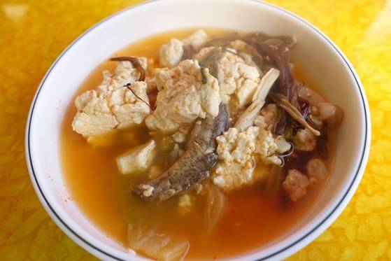 앞접시에 덜어놓은 추두부버섯탕. 만드는 과정은 ‘캠핑요리’ 수준이었으나 맛은 시원하고 오묘했다.