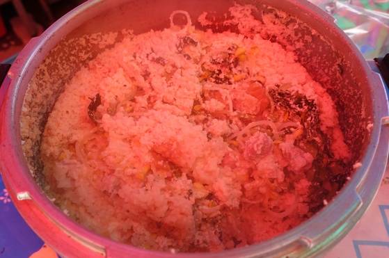 비지밥에는 돼지고기·신김치(쌋어서)·콩나물·시래기 등이 들어간다. 명태 살을 넣어도 좋다고 한다. 주황색 포장마차 안에서 사진을 찍어 밥에 붉은 빛이 돈다.