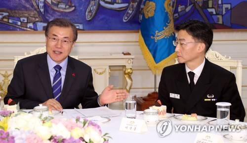 문 대통령, 해군 명예 소령 이국종 교수와 대화 (서울=연합뉴스) 배재만 기자 = 문재인 대통령이 1일 오후 청와대에서 JSA 경비대대 지휘관 및 장병을 초청해 개최한 차담회에서 북한 귀순 병사를 치료한 이국종 아주대병원 중증외상센터장과 얘기하고 있다. 이 교수는 해군 명예소령으로 임명돼 해군 복장으로 참석했다. 2017.12.1   scoop@yna.co.kr  (끝)