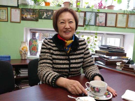카자흐스탄 국립 아카데미 고려극장 이류보피 극장장이 고려극장의 역할 등에 대해 설명하고 있다. 김민욱 기자