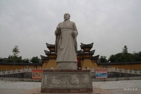 중국 산둥성 쯔보시 관중기념관 앞에 있는 관중의 상. [네이버]