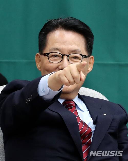 【서울=뉴시스】이영환 기자 = 1일 오후 서울 여의도 국회 제3회의장에서 열린 국민의당 제101차 의원총회에 참석한 박지원 전 대표가 취재진을 향해 손짓하고 있다.  2017.12.01.  20hwan@newsis.com