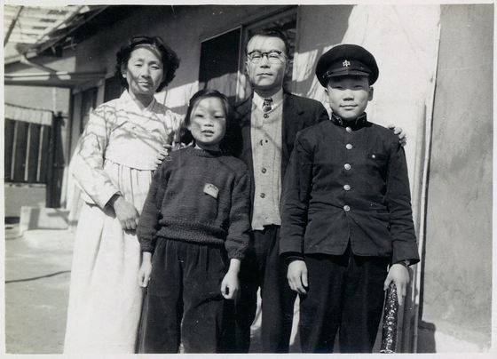 피수영(오른쪽) 회장의 서울사대부속중학교 졸업사진. 아버지(수필가 故 피천득)가 서울대 사범대 교수로 재직 중이라 서울대 사택에 살았고, 자연스레 서울대사범대부속 초,중,고를 졸업했다. [사진 피수영]