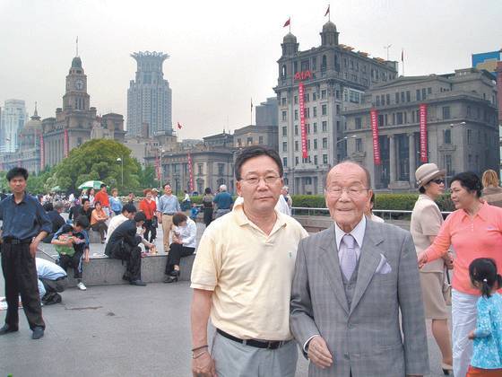 피수영(왼쪽) 회장이 2004년 아버지 피천득 교수와 함께 상해 여행갔을 때 찍은 사진. 피 회장은 "항상 정직하게 살라"는 아버지의 말을 평생 지키며 살려고 노력했다고 말했다. [사진 피수영]