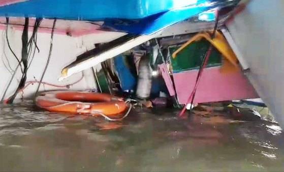 3일 오전 인천시 옹진군 영흥면 영흥대교 남방 2마일 해상에서 발생한 낚싯배 전복 사고 배 내부. 사고 당시 충격으로 배내부의 구조물이 상당부분 파손돼 있다. [사진 인천해양경찰청 제공]