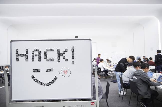 지난 24일 현대카드 해커톤 현장. 웃고 있는 이모티콘처럼, 마냥 웃을수만은 없는 치열한 현장이었다 [사진=현대카드 제공]