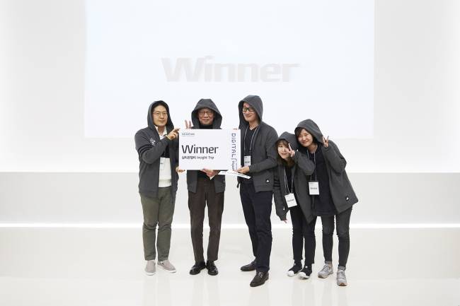 우승을 차지한 팀과, 정태영 현대카드 부회장(왼쪽에서 두번째)의 기념사진. 후드티를 뒤집어쓴 모습이 인상적이다[사진=현대카드 제공]