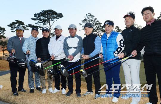 스포츠조선과 KBO가 공동주최하고 우승팀 KIA 타이거즈가 후원하는 제36회 야구인골프대회가 4일 남양주 해비치CC에서 열렸다. SK 힐만 감독을 제외한 9개구단 감독들이 라운딩 전 함께 포즈를 취하고 있다.  남양주=정재근 기자 cjg@sportschosun.com/2017.12.4/