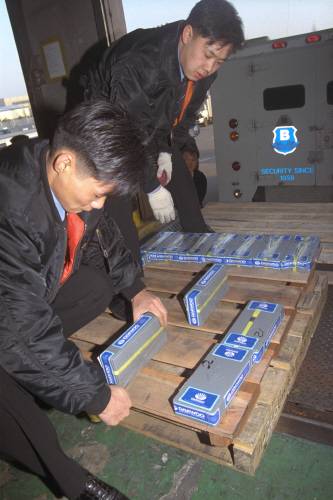 1998년 1월14일 외환위기 당시 진행된 '금모으기 운동'으로 수집된 5000만 달러의 금이 유럽에 첫 수출됐다. 사진은 이 날 운수업체 직원들이 김포공항 화물청사에서 금괴를 포장하고 있는 모습. [중앙포토]