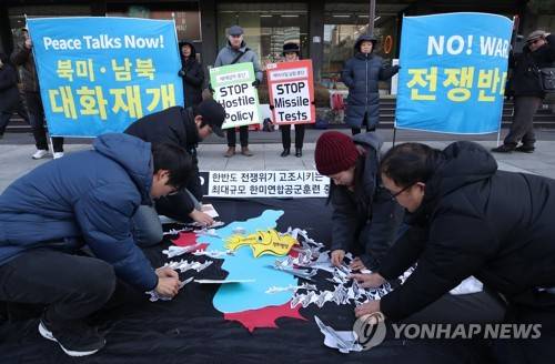 전투기로 에워싸인 한반도 (서울=연합뉴스) 임헌정 기자 = 평화와통일을여는사람들 회원들이 4일 서울 광화문 KT 앞에서 '한미 연합공중훈련(Vigilant Ace) 중단 촉구 기자회견'을 연 뒤 전투기로 둘러싸인 한반도 지도를 꾸미는 퍼포먼스를 하고 있다.     kane@yna.co.kr