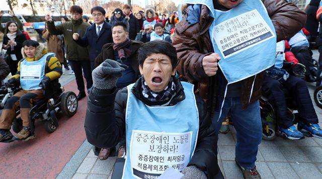 1일 오후 서울 영등포구 이룸센터 앞에서 열린 장애인권리보장법연대 출범식 및 결의대회에서 한국장애인단체총연맹과 전국장애인차별철폐연대 회원들이 구호를 외치고 있다. 연합뉴스