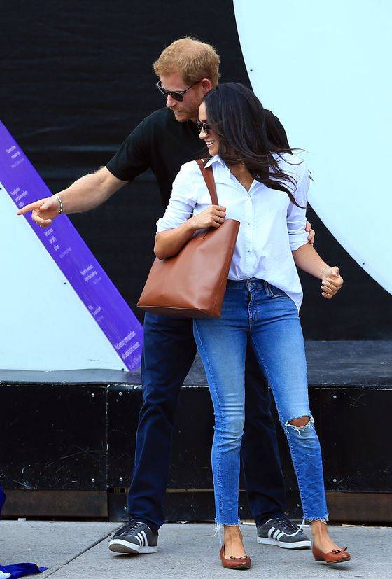 지난 9월 인빅터스 게임 행사에 함께 참석한 해리 왕자와 메건 마클. 마클은 찢어진 청바지의 넉넉한 화이트 셔츠를 짝지었다. [AFP=연합뉴스]