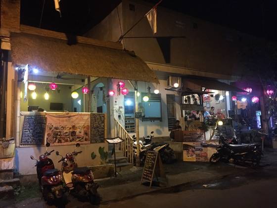 유명 관광지에서 한국 가이드북이나 블로그에 나온 해외 맛집을 가면 한국인이 북적거린다. 진짜 현지인이 즐겨 찾는 맛집을 찾고 싶다면 여행 후기 사이트를 참고하거나 여행 중 만난 현지인에게 추천해달라고 해보자. 발리 우붓 지역의 식당 와룽 폰독 마두. 허름해 보이지만 저렴하면서 맛이 좋아 여행 후기 사이트에서 1위에 오른 집이다. [중앙포토]