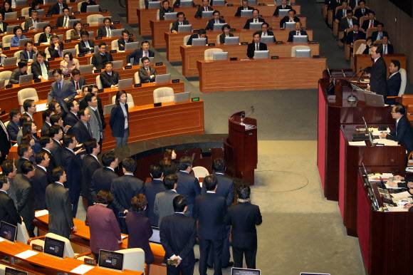 자유한국당 항의 계속 - 5일 밤 국회에서 재개된 2018년도 예산안 처리를 위한 국회 본회의에 입장한 자유한국당 의원들이 법인세법 등에 항의하며 의사일정을 막고 있다. 2017.12.5
