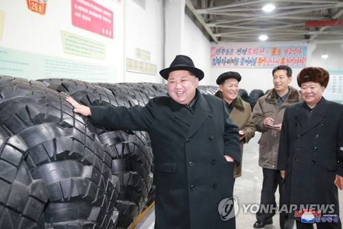 화성-15 발사대차 사용 타이어공장 시찰하는 김정은 국무위원장[조선중앙통신/AP=연합뉴스]