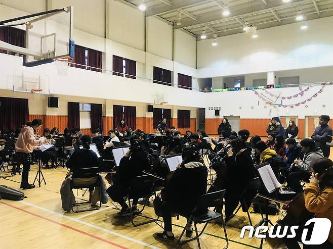 '가족과 함께하는 사랑 애(愛) 오케스트라 행복 나눔 음악회'를 앞두고 연습하고 있는 학생들.(서울강서양천교육지원청 제공)© News1