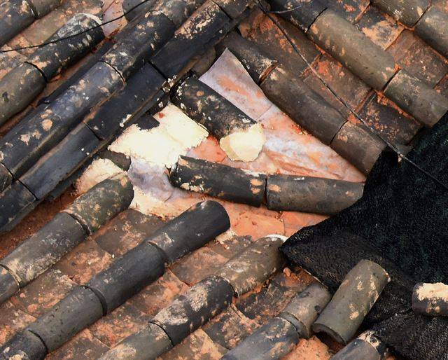 천막을 씌우지 않은 기와 지붕 중엔 기와의 열이 흐트러지거나 부서지는 등 보수가 필요한 경우가 적지 않았다.