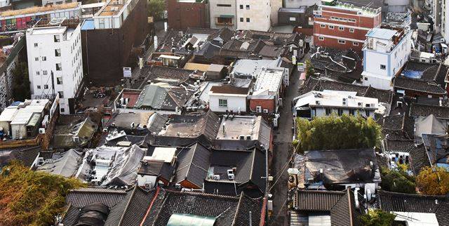 주변 고층 건물에서 내려다 본 인사동 한옥보전구역.