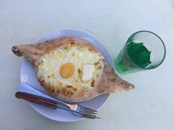 조지아의 대표적인 음식인 치즈빵 하차푸리.