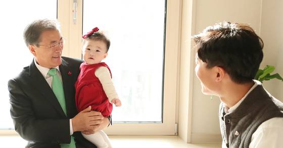 문재인 대통령이 7일 오전 서울 노원구 '노원 에너지 제로(EZ) 주택 오픈 하우스' 행사 도중 한 신혼부부 입주세대를 방문하고 있다. [연합뉴스]