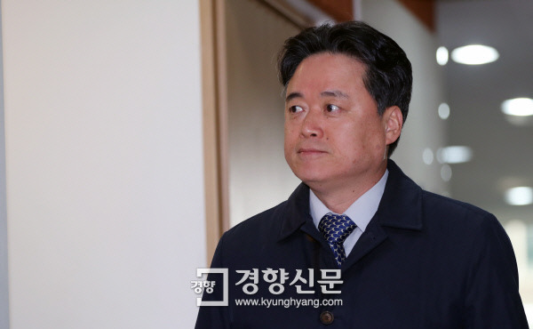 MBC 신임 사장으로 내정된 최승호 뉴스타파 PD가 7일 서울 영등포구 율촌빌딩에 있는 방송문화진흥회 사무실로 최종면접을 보기 위해 들어오고 있다./ 권도현 기자 lightroad@kyunghyang.com