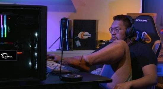 경기 도중 발가락을 이용해 키보드를 조작하고 있는 임홍규 (사진=Zodac 경기 방송 캡처)