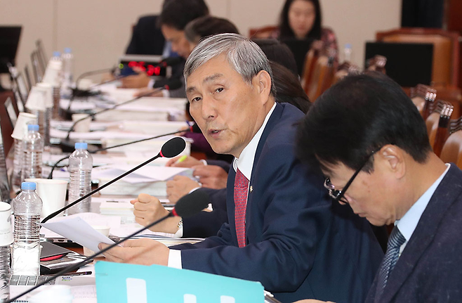 자유한국당 조훈현 의원이 10월17일 국회에서 열린 교육문화체육관광위원회 한국장학재단·한국사학진흥재단·사립학교교직원연금공단 등에 대한 국정감사에서 질의하고 있다. © 사진=연합뉴스