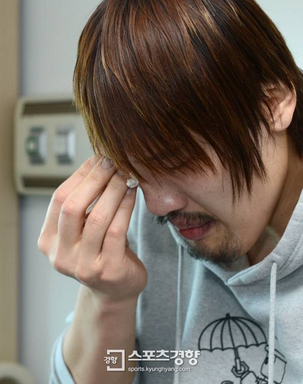 6일 오전 제주 한라병원 병실에서 만난 최홍만은 어머니 곁을 지키며 연신 눈물만 흘리고 있었다. /이충진 기자 hot@khan.kr