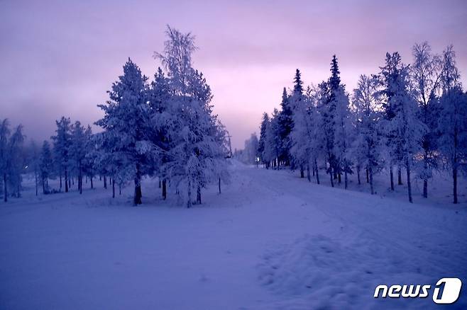 하루에 해가 지는 시간은 3시간 가량이며, 해가 뜨고 질때 하늘은 분홍색과 보라색 중간 빛을 띤다.© News1 윤슬빈 기자