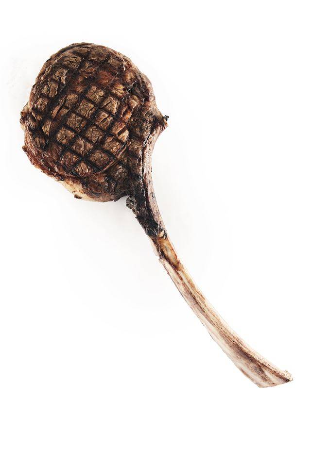 미국산 프라임 등급 토마호크로 구운 만화 고기 스테이크. 기사에 등장하는 스테이크는 모두 같은 그릴에서 격자를 내 크기를 비교할 수 있게 했다.