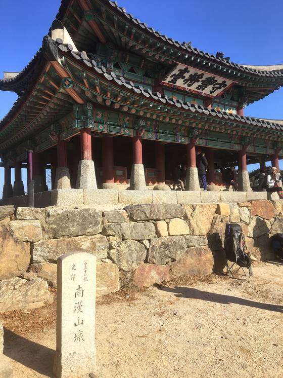 남한산성 주봉인 청량상 정상에 자리한 위풍당당 수어장대. [사진 하만윤]